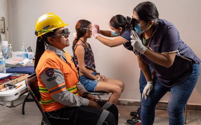 Peñoles entrega apoyo para la salud visual a comunidades de Durango