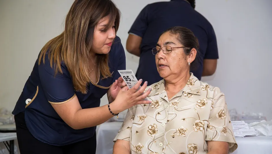Peñoles entrega apoyo para la salud visual a comunidades de Durango