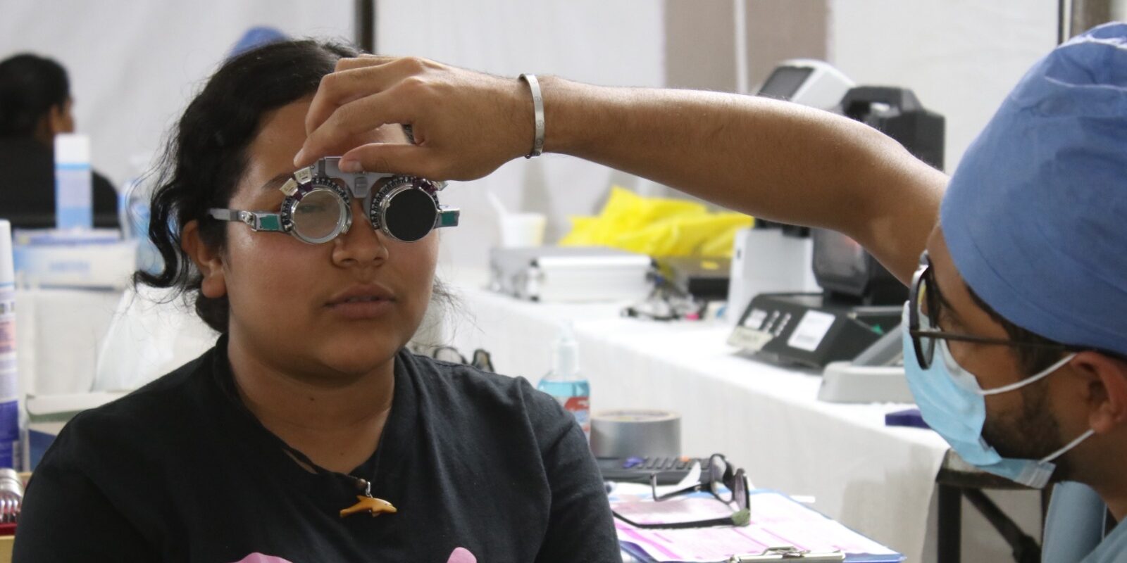 Compañía minera distribuye apoyo visual gratuito en las comunidades