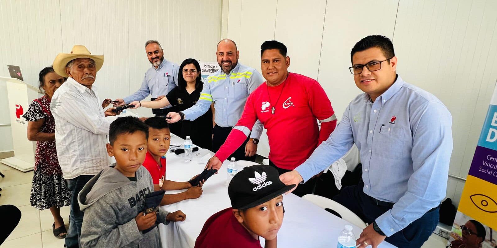 Peñoles entrega apoyo visual en Teloloapan, Guerrero