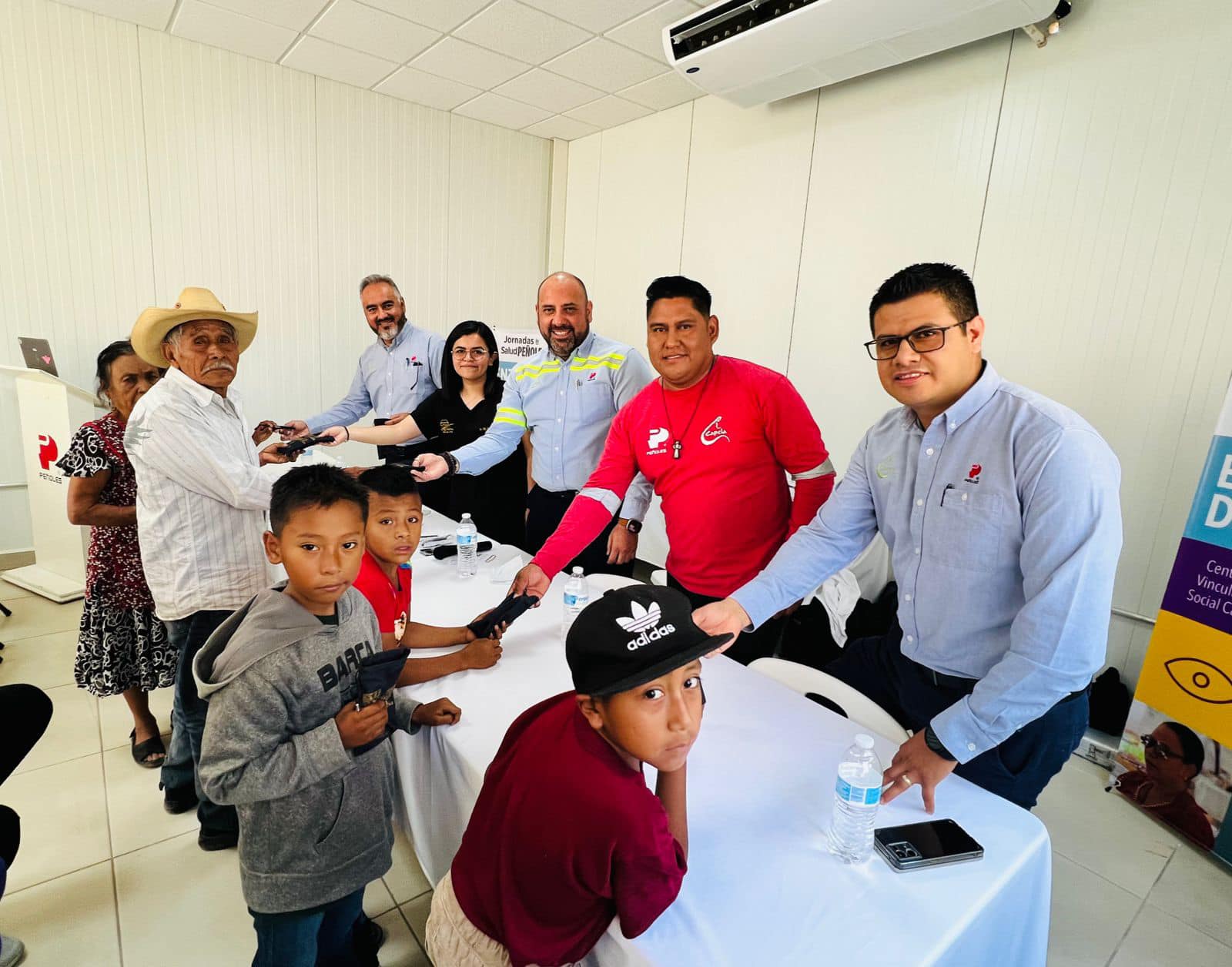 Peñoles entrega apoyo visual en Teloloapan, Guerrero