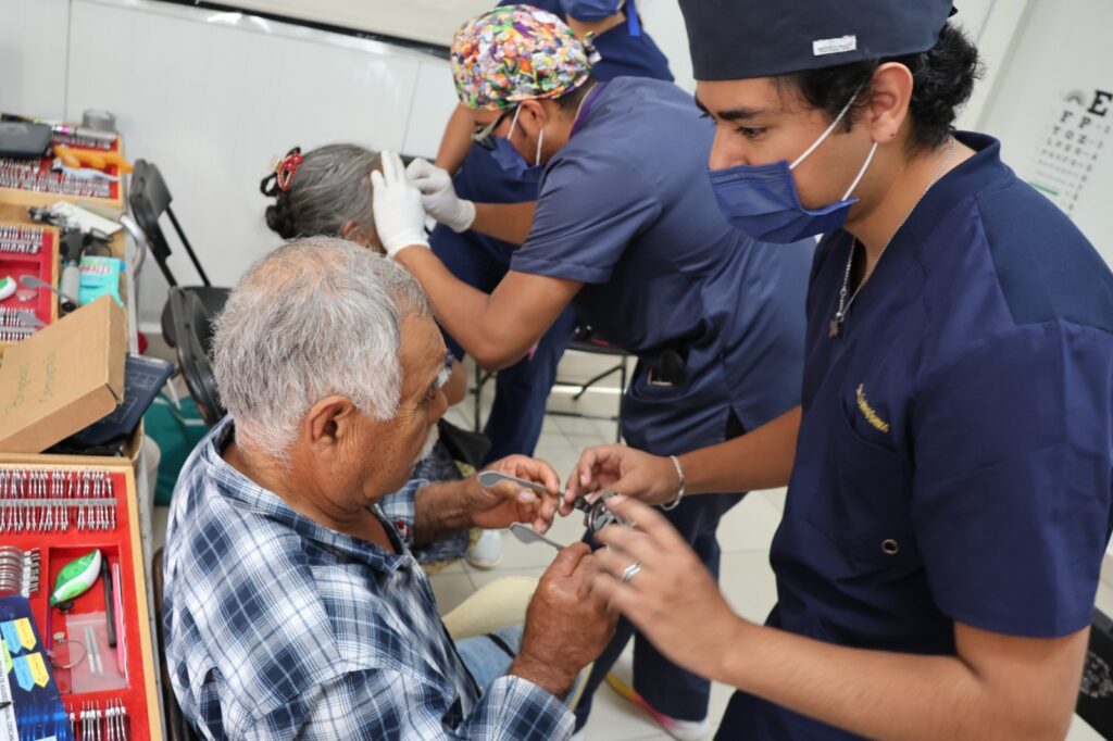 Peñoles cierra 2025 con entrega de lentes en Guerrero