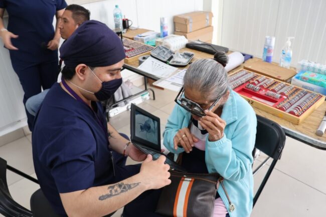 Peñoles cierra 2025 con entrega de lentes en Guerrero